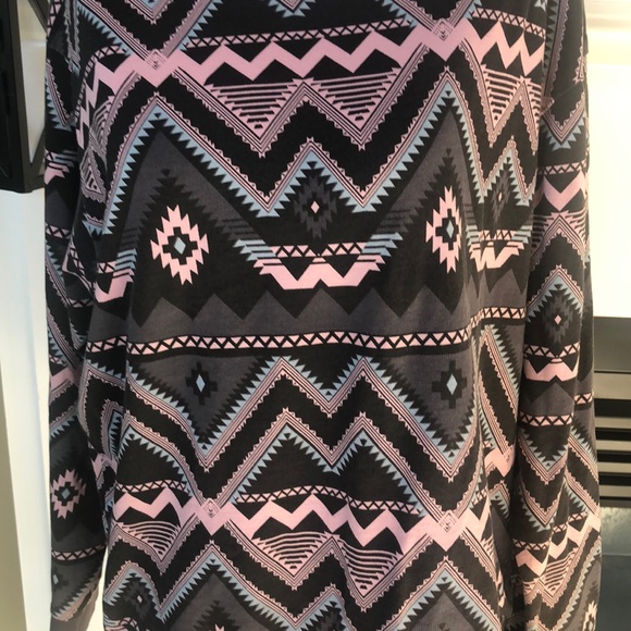 🌺Divided Aztec sweatshirt🌺 - Picture 3 of 5